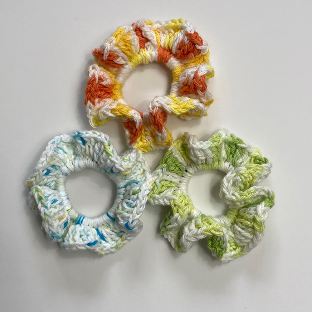Handmade crochet scrunchies pack of 3. Multicolor 🍋🍑🐳